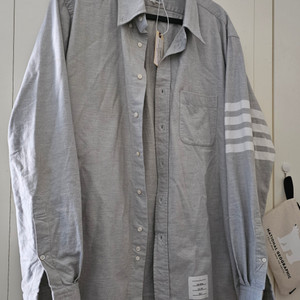 남자 톰브라운 4바 스트레이트핏 셔츠 미드그레이 판매합