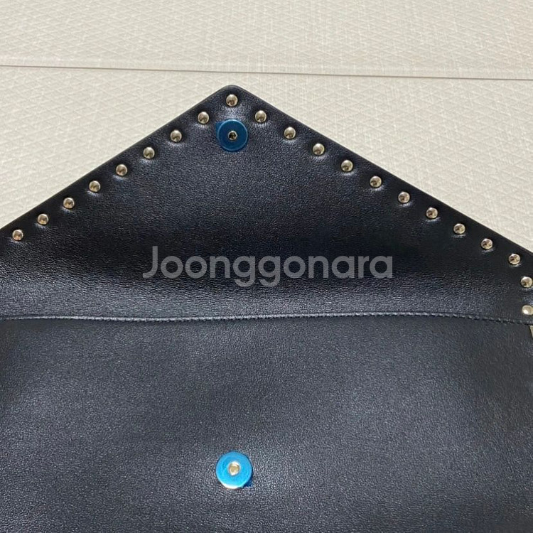 발렌티노 락스터드 파우치 백(VW2P0P56BOL)풀박--1