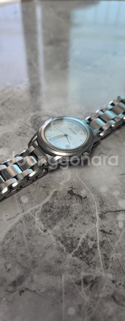 Fendi(펜디)명품 라운드 스틸시계 판매합니다.--1