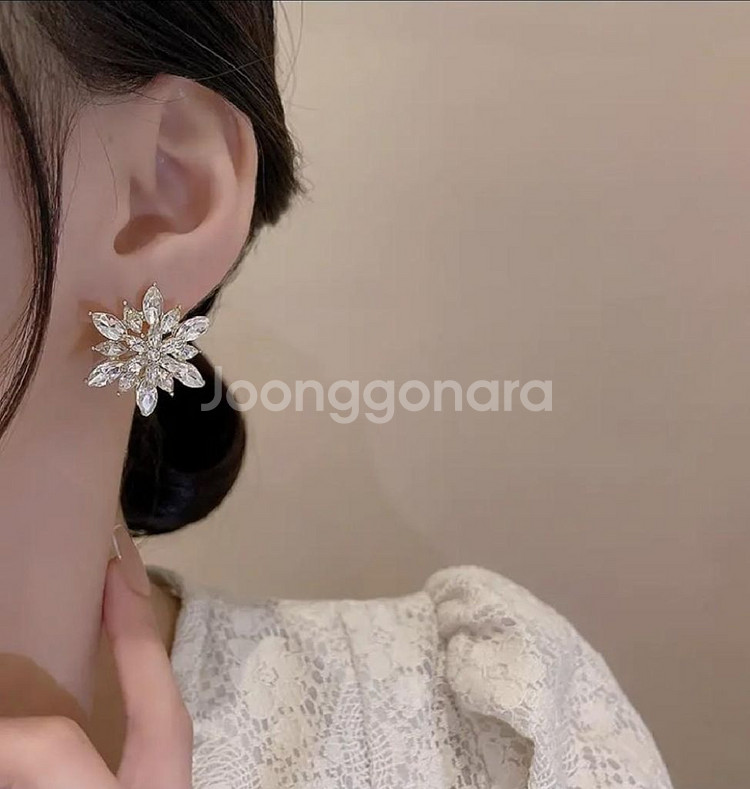 [새상품] 라인스톤 풀세팅 눈꽃 귀걸이 #써지컬#은침#--1