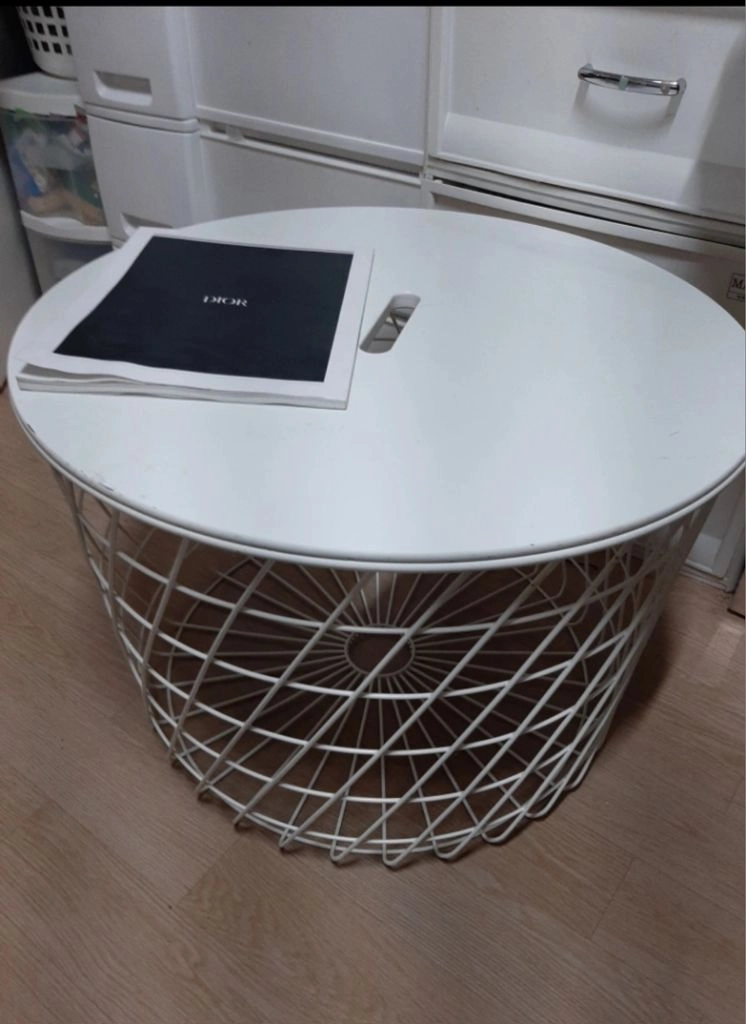 IKEA 튼튼한 원형 철제 테이블 이미지