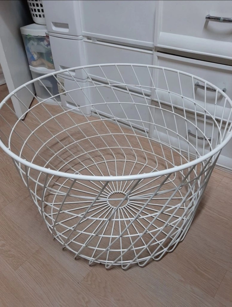 IKEA 튼튼한 원형 철제 테이블 이미지
