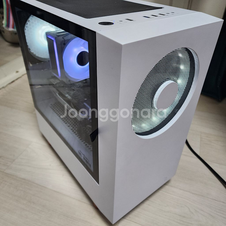 저렴하고 예쁜 게이밍 작업용컴퓨터팝니다. (인테리어)--1