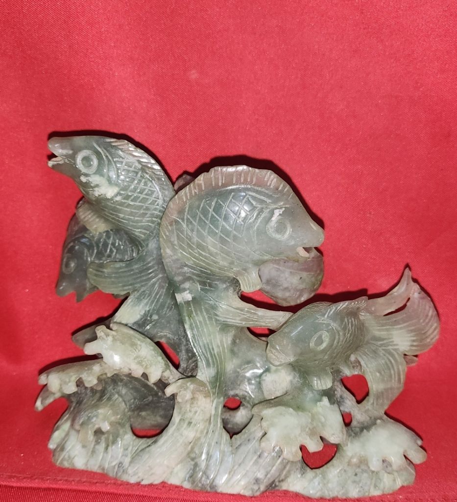 청옥 물결과 물고기 문양 조각품