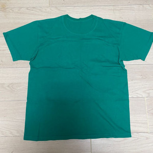 초록색 반팔 티셔츠