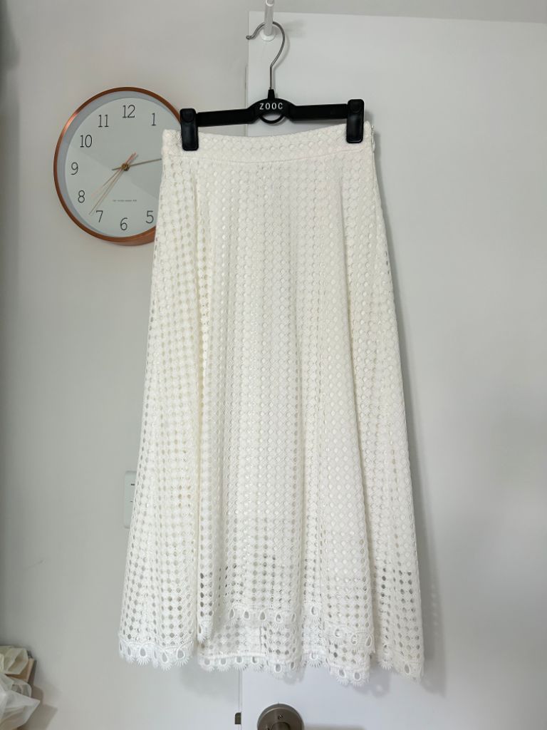 zooc 펀칭 화이트 플레어 치마
