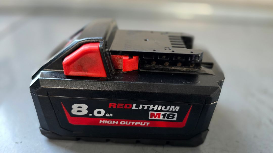 밀워키 M18 8A 배터리 팝니다--1