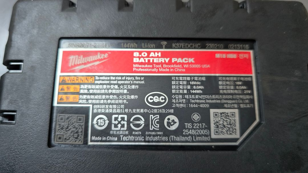 밀워키 M18 8A 배터리 팝니다--3