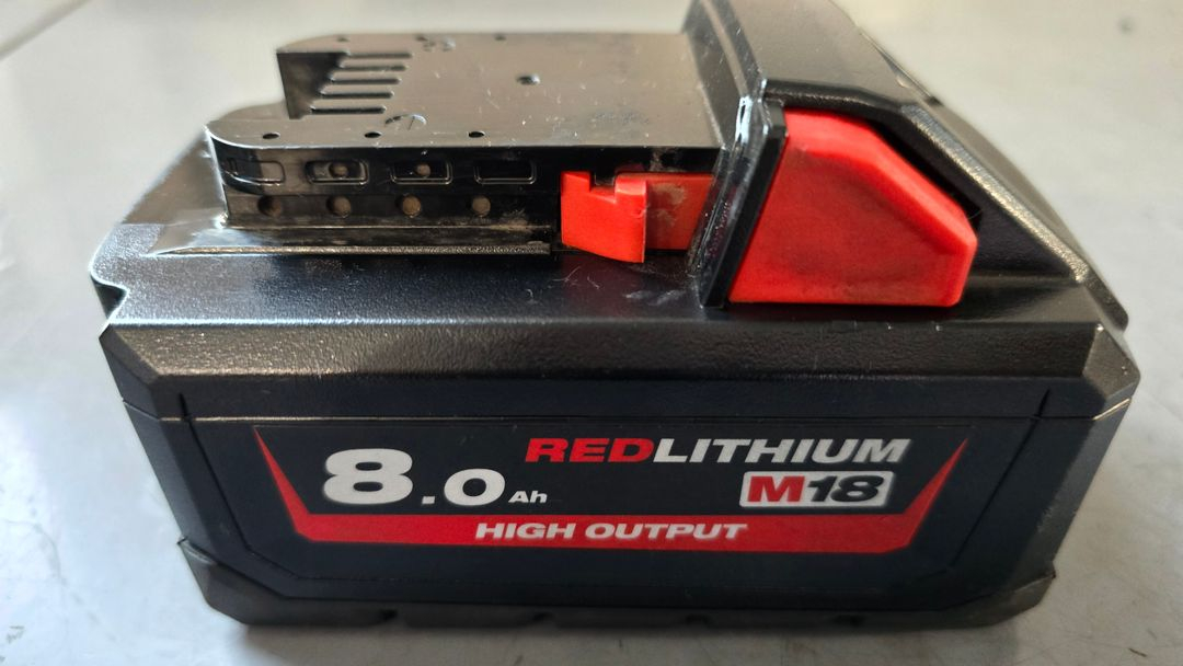 밀워키 M18 8A 배터리 팝니다--2
