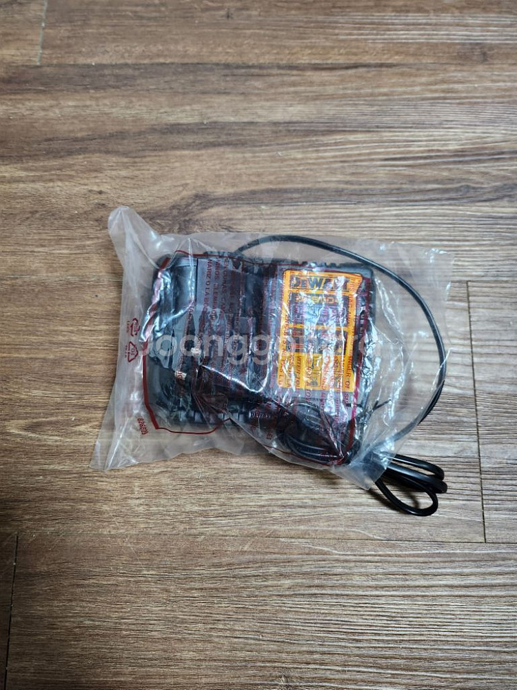 디월트 20V 12V 겸용 충전기 DCB1104--1