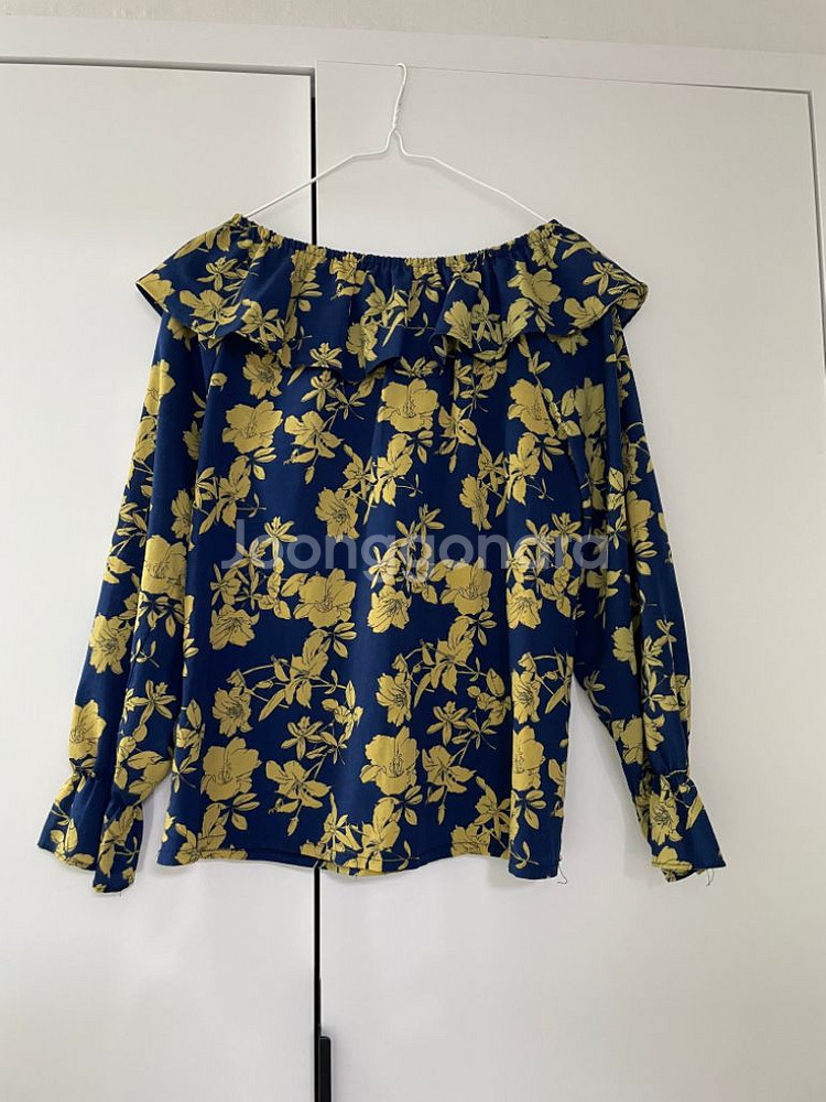 오프숄더 겸용 블라우스 비침 없음 예쁨 가슴단면50센치--1