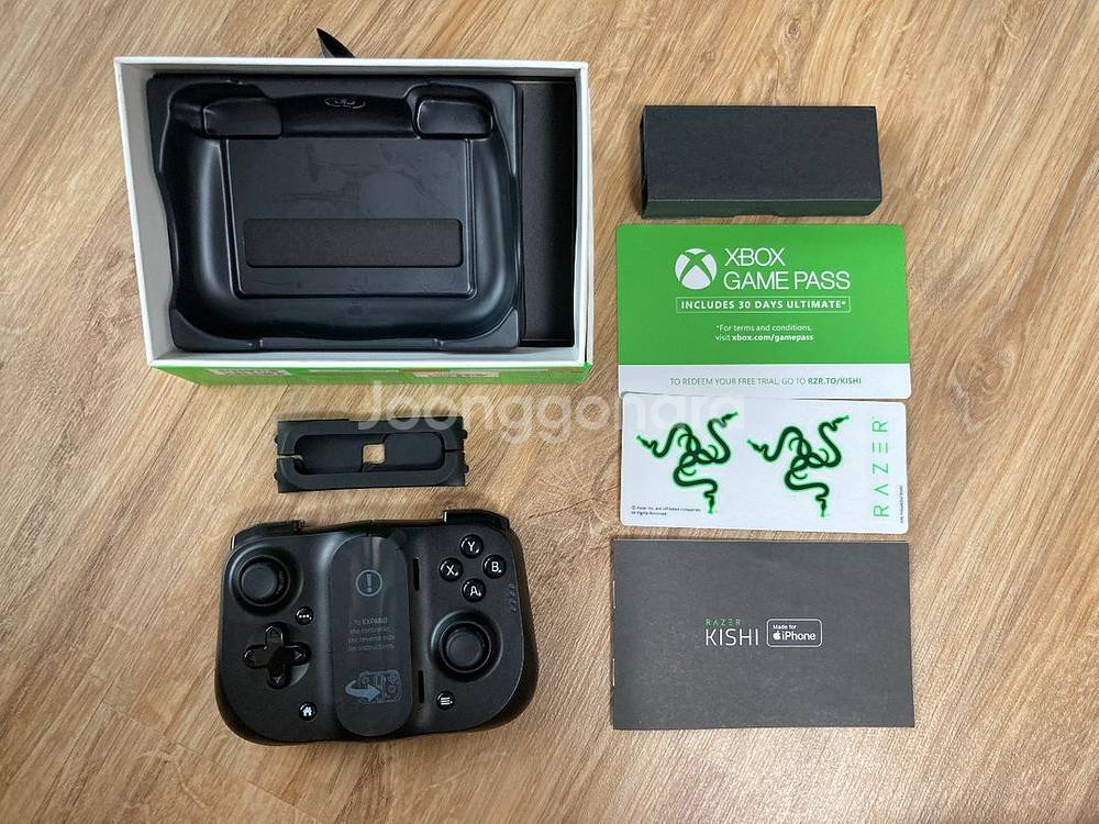 레이저 키시 (Razer Kishi) 아이폰용 팝니다.--2