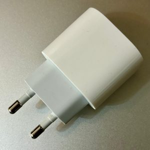 Apple 정품 20W USB-C 충전 어댑터 팝니다.