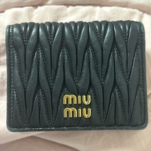 미우미우 마테라쎄 지갑 블랙