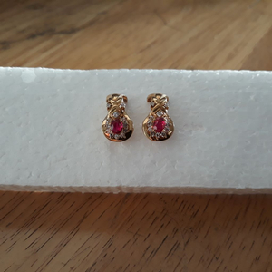 천연 루비 + 천연 다이아몬드 (18 K 골드) 귀걸이