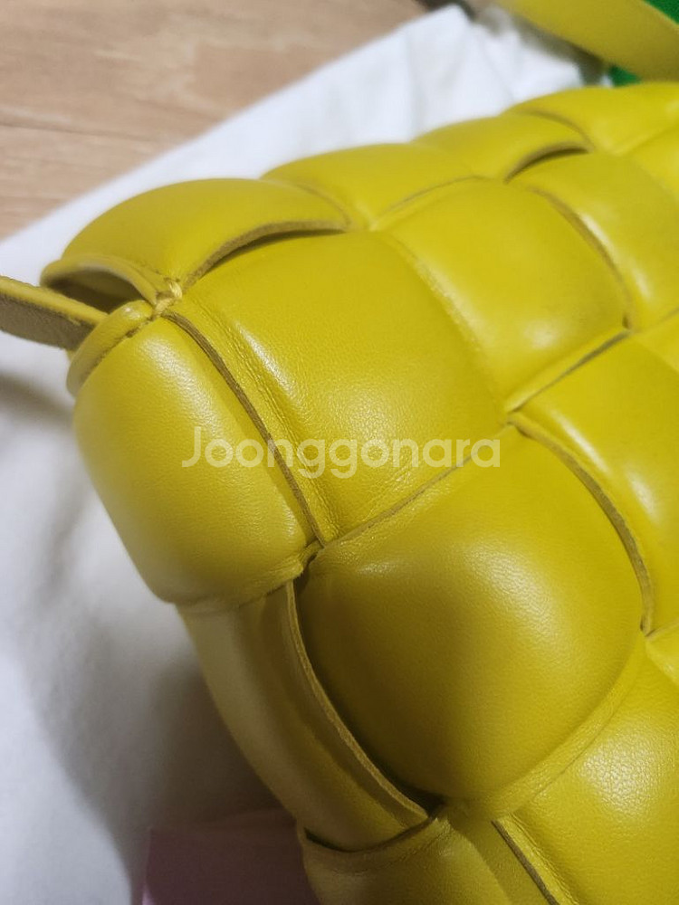보테가베네타 패딩카세트백 겨자색--3