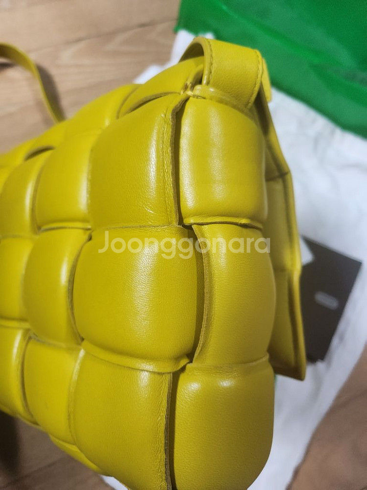 보테가베네타 패딩카세트백 겨자색--5