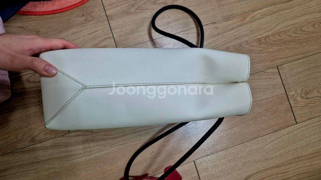 질스튜어트 하트참 쇼퍼백 아이보리색입니다--2