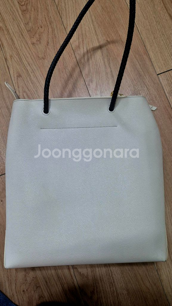 질스튜어트 하트참 쇼퍼백 아이보리색입니다--1