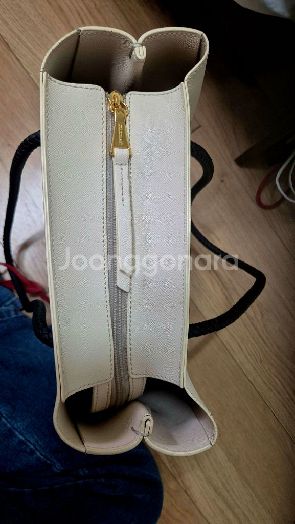 질스튜어트 하트참 쇼퍼백 아이보리색입니다--4