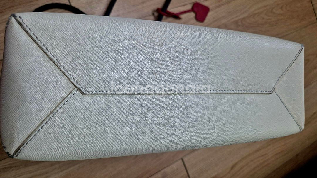 질스튜어트 하트참 쇼퍼백 아이보리색입니다--3