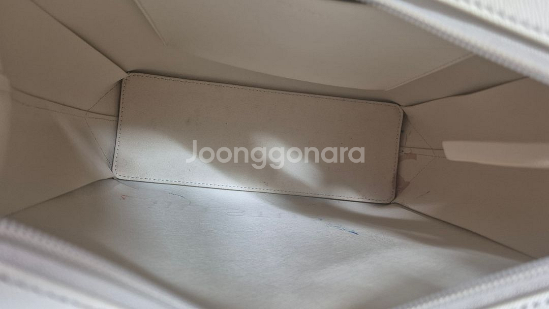 질스튜어트 하트참 쇼퍼백 아이보리색입니다--5