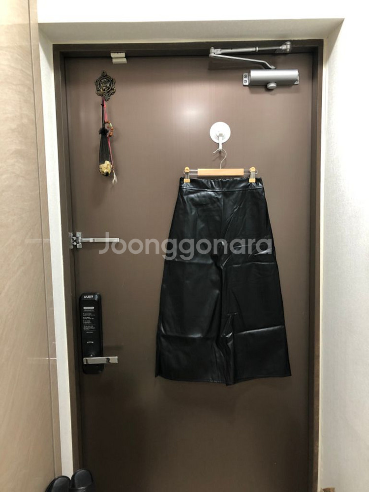 허리밴딩 뒤트임 가죽치마--1