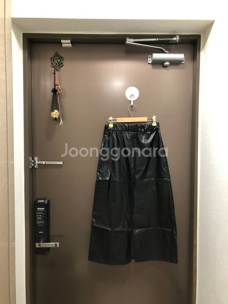 허리밴딩 뒤트임 가죽치마--2