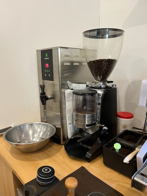 씨메03네오 커피머신+ 온수기 + 그라인더 팝니다.--1