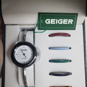 새상품)가이거 베젤링 체인저블 여성용 손목시계