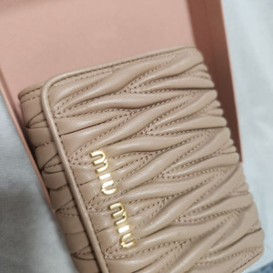 정품 새상품급 미우미우 시그니처 색상 마트라쎄 지갑