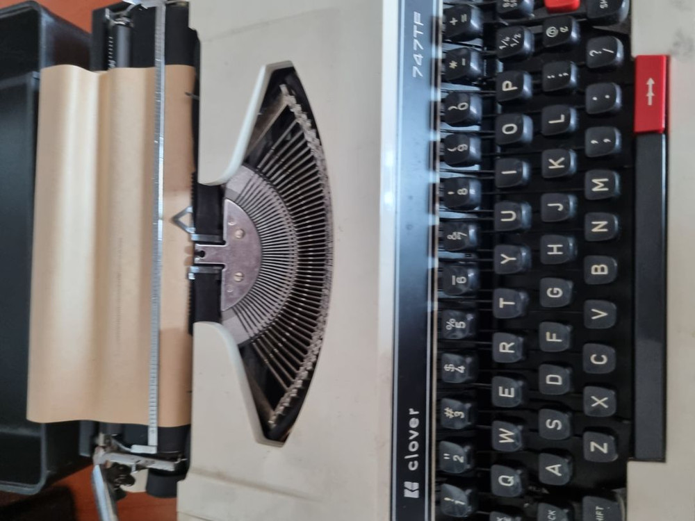 한글,영문 2개 타자기 팝니다(clover 747tf)--1