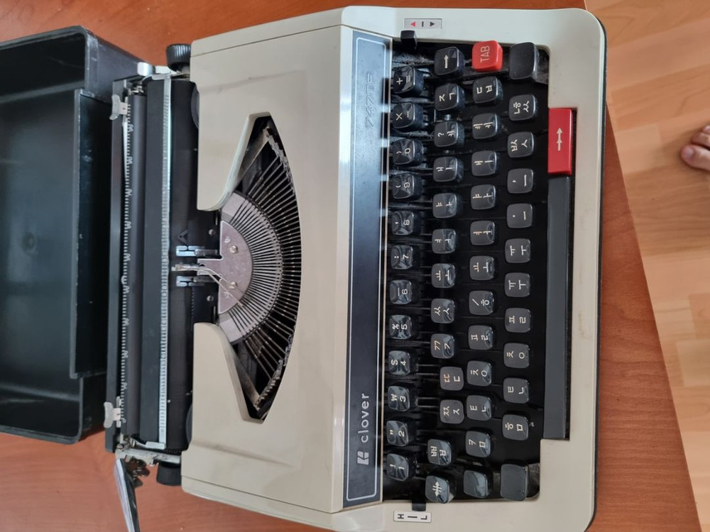한글,영문 2개 타자기 팝니다(clover 747tf)--3
