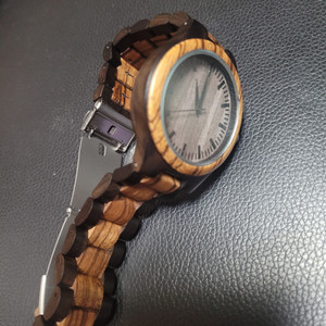 나무로 만든 남자 손목시계