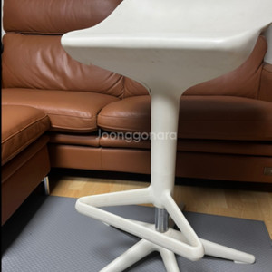 카르텔 스푼 바 의자 디자인
