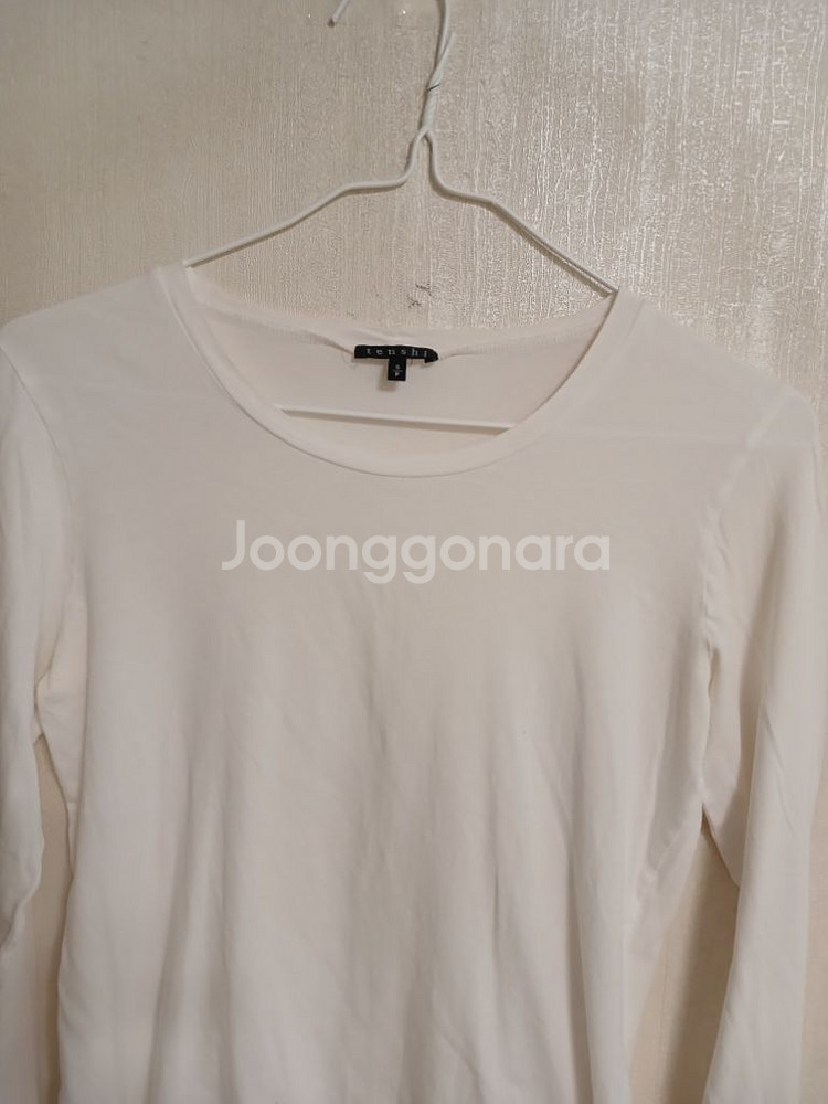 여성 띠어리 화이트 긴팔티셔츠 (사방스판90)--1