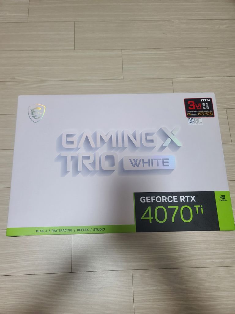 4070ti 트리오X 화이트 모델 팝니다.