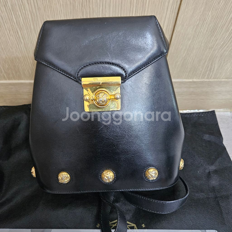 정품 페라가모 백팩 퀄리티 좋고 보증서 있음--1