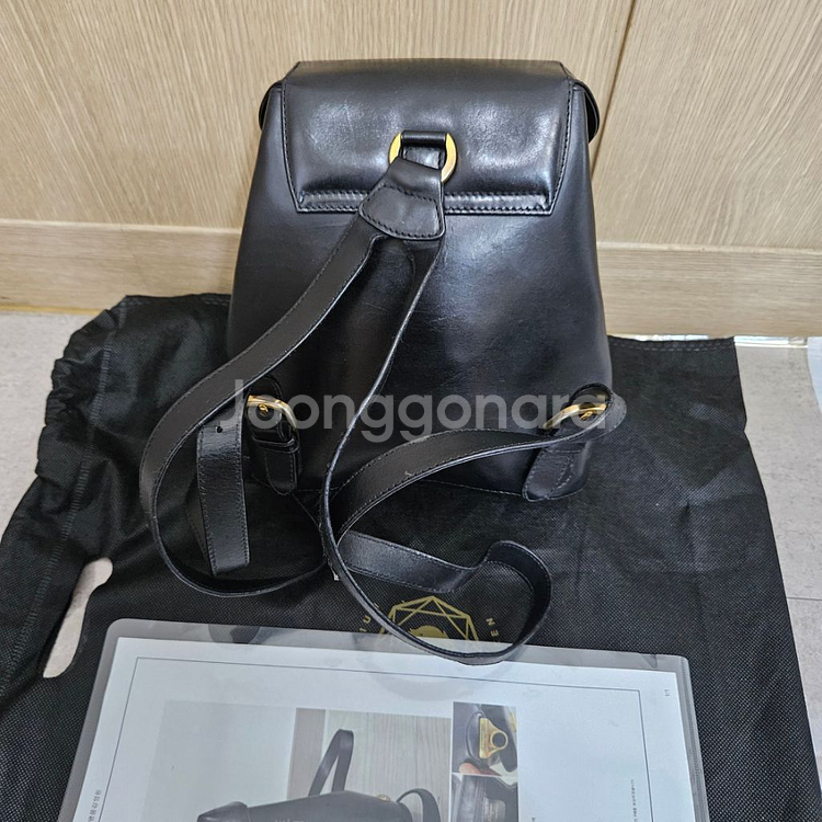 정품 페라가모 백팩 퀄리티 좋고 보증서 있음--3