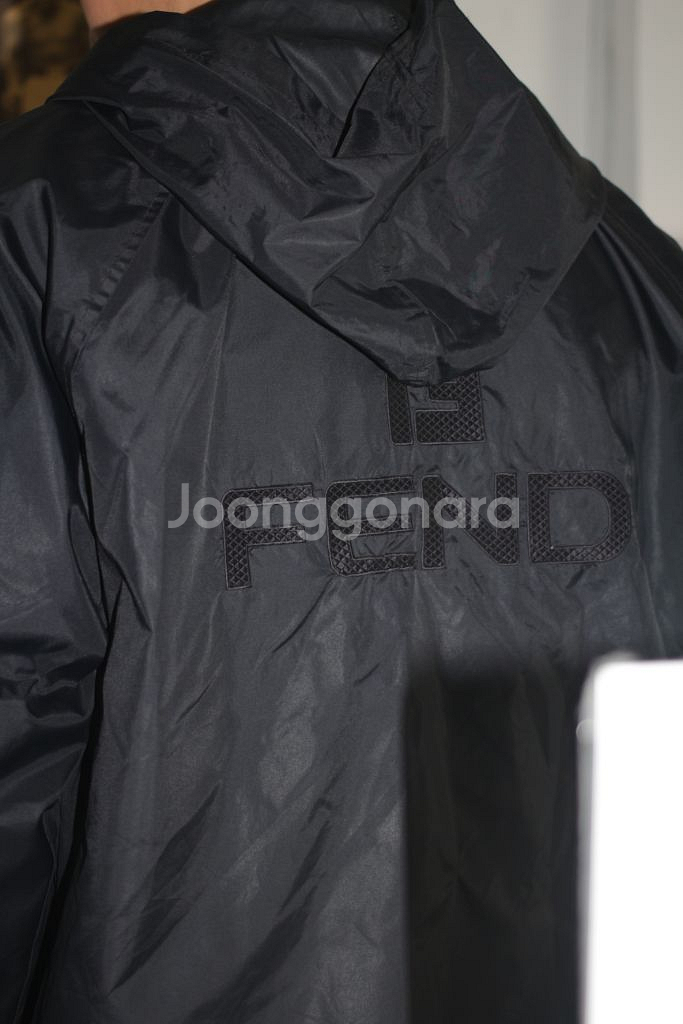 Fendi 펜디 후드 바람막이--2