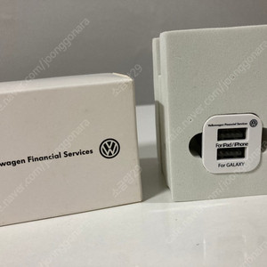 폭스바겐 USB 듀얼 차량용 급속 충전기 (새 상품)