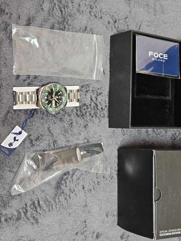 포체 토트넘 쿼츠 그린색상 시계 판매합니다--1