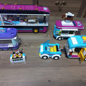 레고 팝스타 버스와 다수 차량