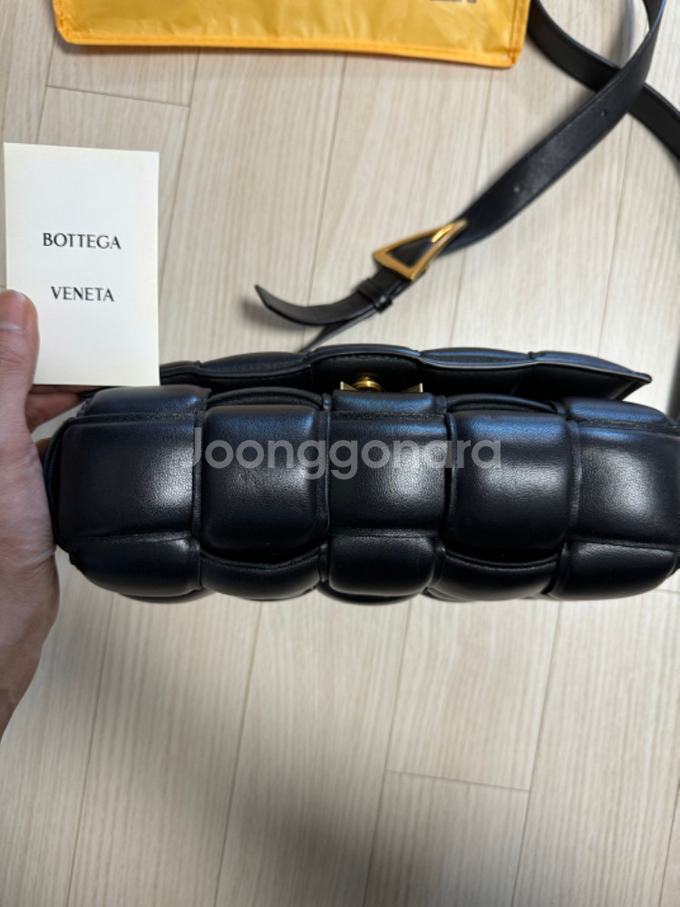 보테가베네타 패딩 카세트백 팝니다--2