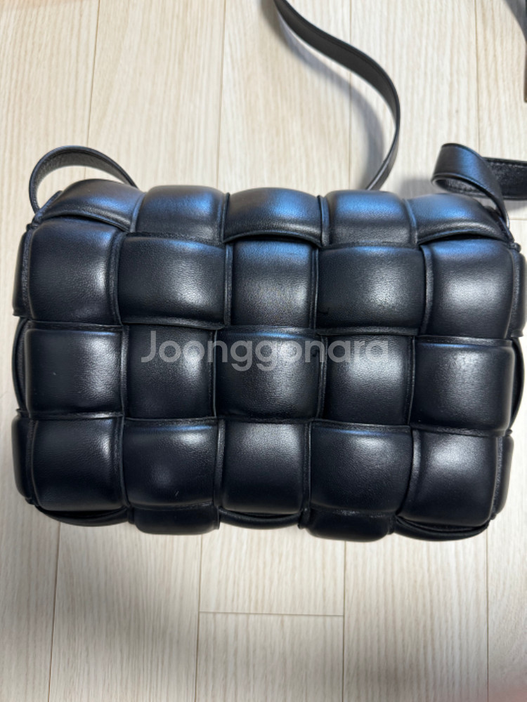 보테가베네타 패딩 카세트백 팝니다--1