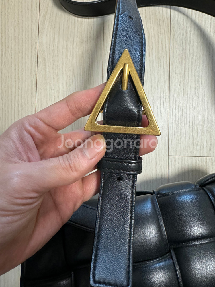 보테가베네타 패딩 카세트백 팝니다--6