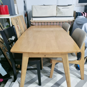 낮고 넓은 테이블 / 4인용 식탁 가능