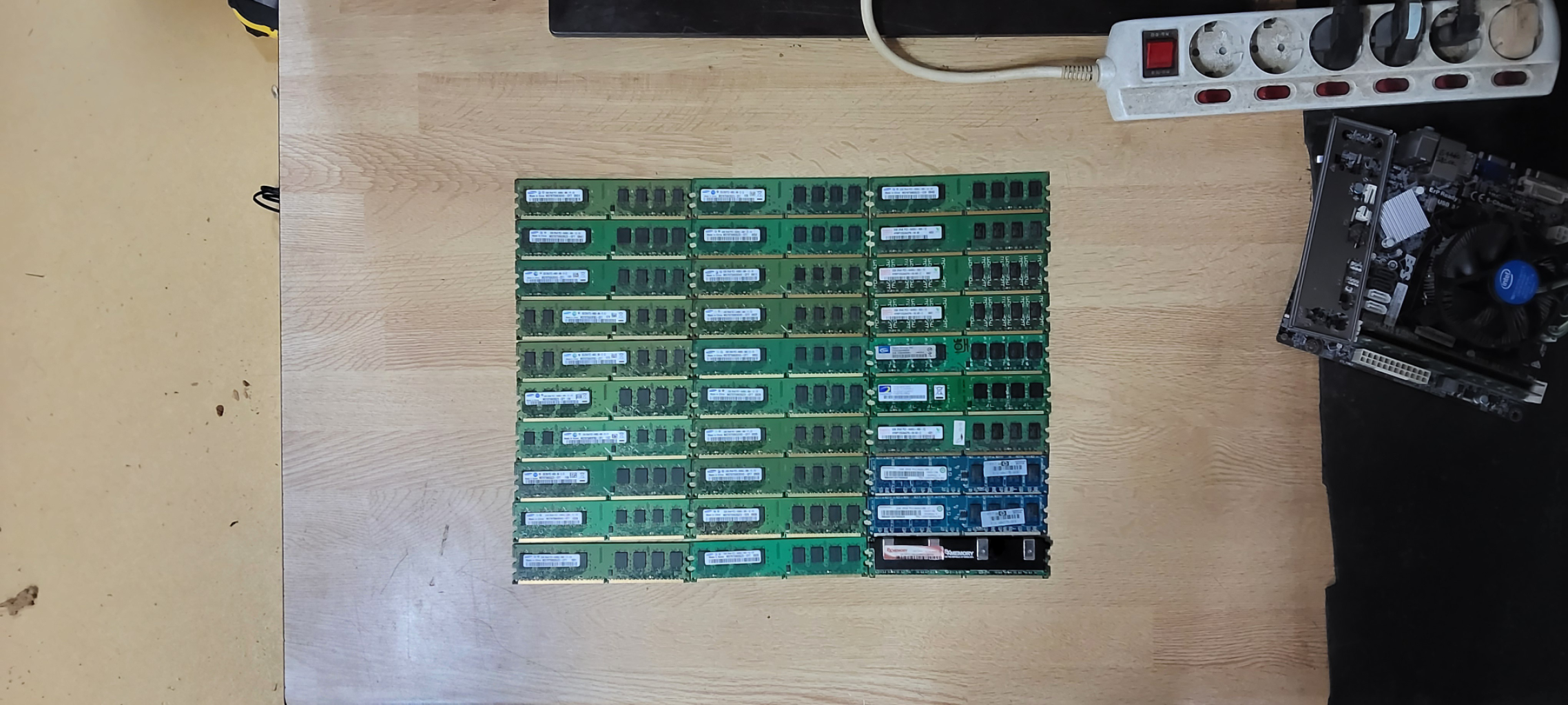 컴퓨터 램 DDR2 2GB 30개 일괄판매 (메인보드