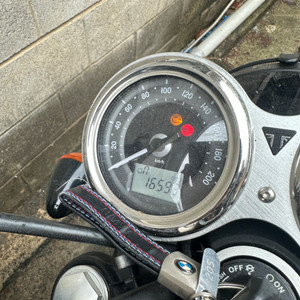 트라이엄프 본네빌 T100