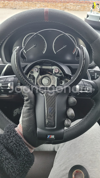 BMW M핸들 알칸테라&카본 작업(F15순정)--1